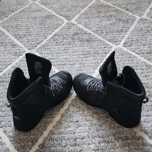 Keen Steel Toe Black High-Top Boots with Sturdy Sole and Extra Heat.